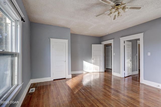 211 S Jackson Avenue, Joplin, MO 64801