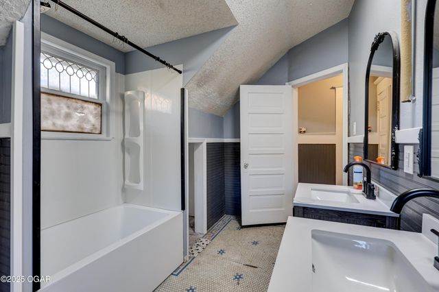 211 S Jackson Avenue, Joplin, MO 64801