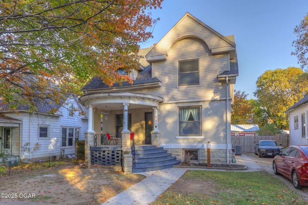 211 S Jackson Avenue, Joplin, MO 64801