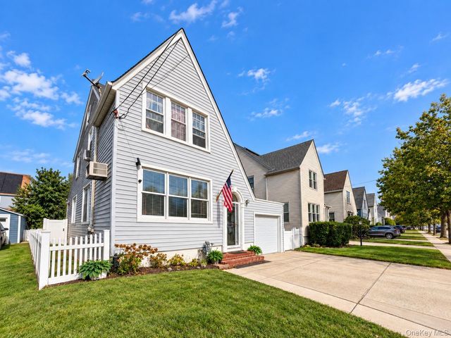 17 Kenmore Road, Valley Stream, NY 11581
