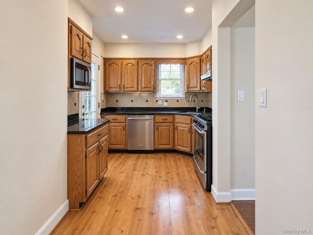 17 Kenmore Road, Valley Stream, NY 11581