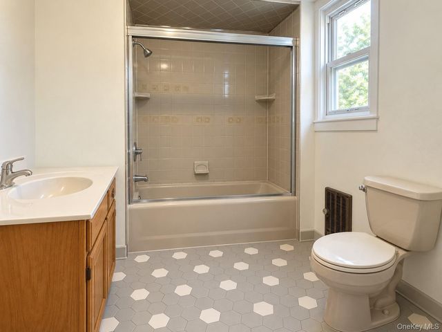 17 Kenmore Road, Valley Stream, NY 11581