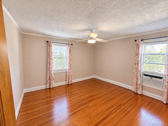 17 Kenmore Road, Valley Stream, NY 11581