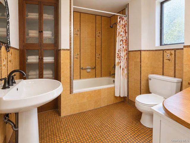 17 Kenmore Road, Valley Stream, NY 11581
