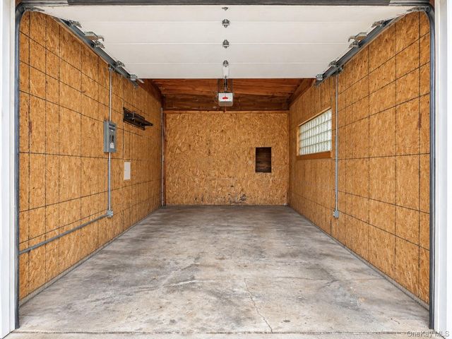 17 Kenmore Road, Valley Stream, NY 11581