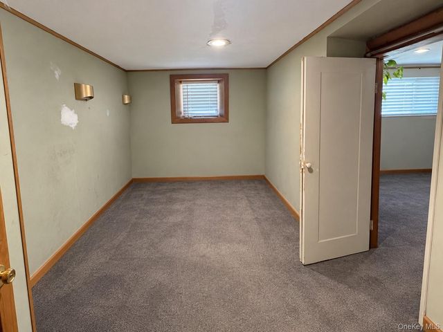 17 Kenmore Road, Valley Stream, NY 11581