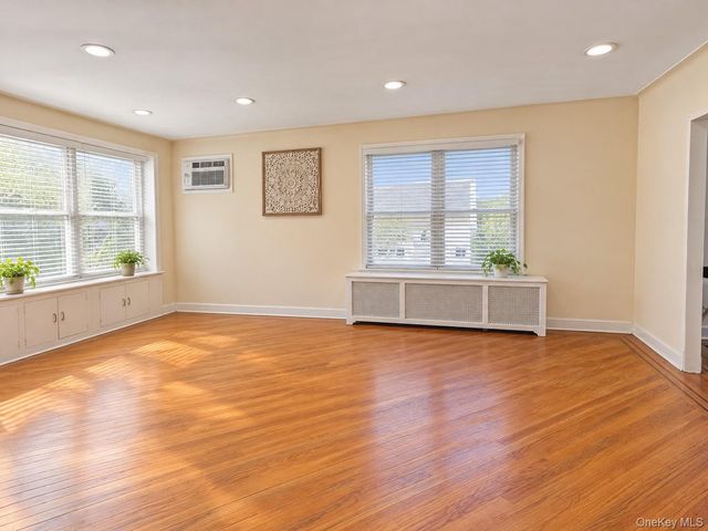 17 Kenmore Road, Valley Stream, NY 11581