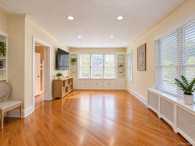 17 Kenmore Road, Valley Stream, NY 11581