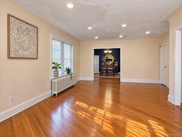 17 Kenmore Road, Valley Stream, NY 11581