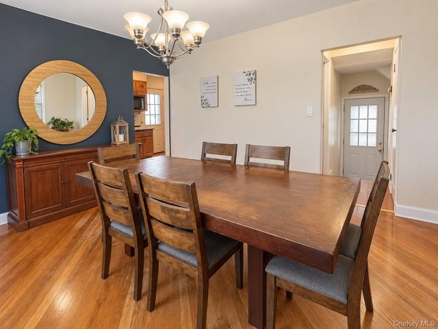 17 Kenmore Road, Valley Stream, NY 11581