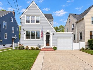 17 Kenmore Road, Valley Stream, NY 11581