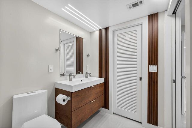 1731 Presidential Way C-203, West Palm Beach, FL 33401