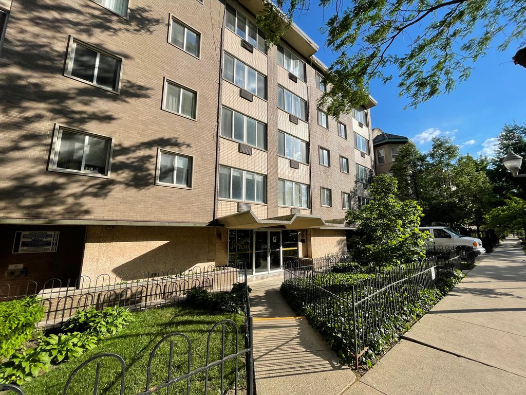 539 W Stratford Place 202, Chicago, IL 60657