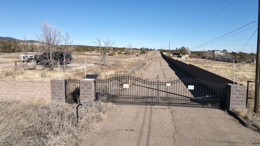 Image 6 of property listing at 12 Cauvery Road, Sandia Park, NM 87047