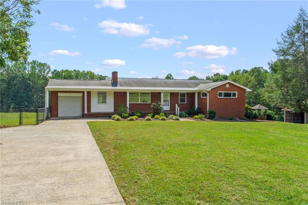 2548 Old US Highway 421 E, Yadkinville, NC 27055