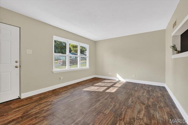 9854 Dennis Drive, St Louis, MO 63136