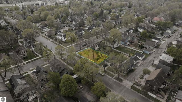 302 W Tenth Street, Traverse City, MI 49684