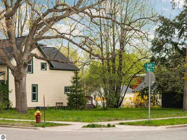302 W Tenth Street, Traverse City, MI 49684