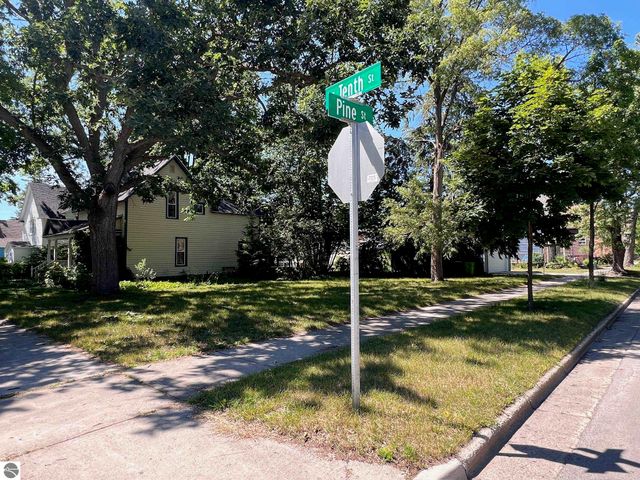 302 W Tenth Street, Traverse City, MI 49684