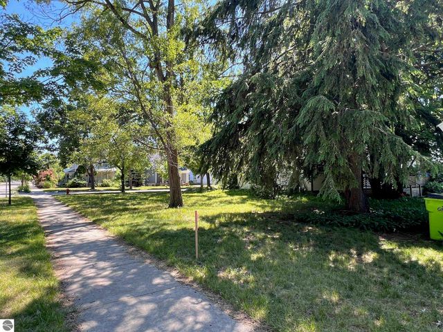 302 W Tenth Street, Traverse City, MI 49684