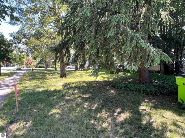 302 W Tenth Street, Traverse City, MI 49684