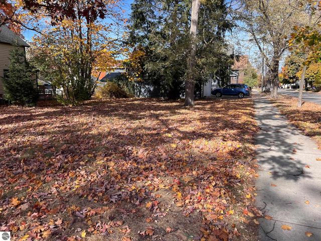 302 W Tenth Street, Traverse City, MI 49684