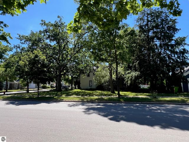 302 W Tenth Street, Traverse City, MI 49684