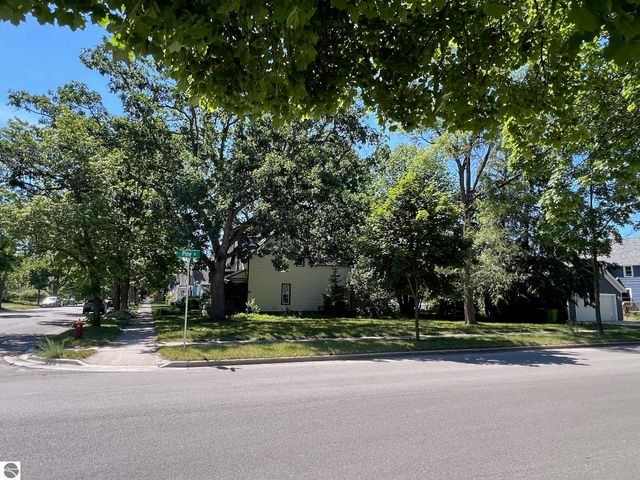 302 W Tenth Street, Traverse City, MI 49684