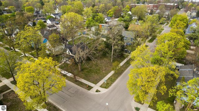 302 W Tenth Street, Traverse City, MI 49684