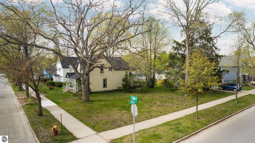 302 W Tenth Street, Traverse City, MI 49684