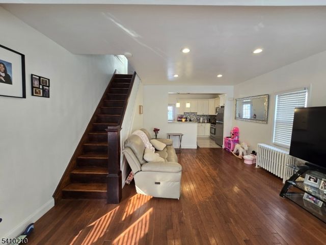 725 Schuyler Ave, Lyndhurst Twp., NJ 07071
