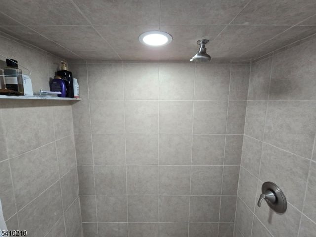 725 Schuyler Ave, Lyndhurst Twp., NJ 07071