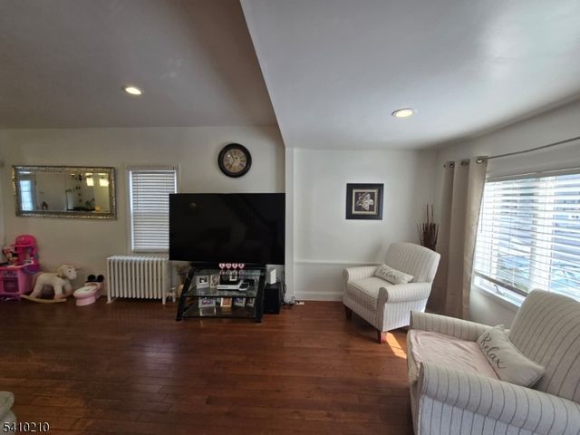 725 Schuyler Ave, Lyndhurst Twp., NJ 07071