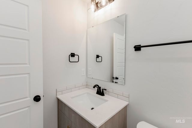 913 E Crab Springs St, Nampa, ID 83686