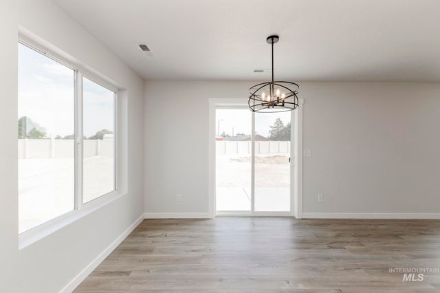 913 E Crab Springs St, Nampa, ID 83686