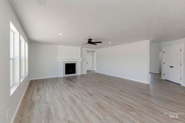 913 E Crab Springs St, Nampa, ID 83686