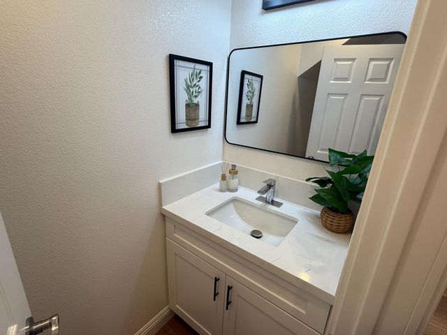 571 Jason Dr, Turlock, CA 95380