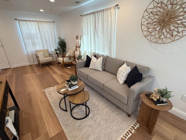 571 Jason Dr, Turlock, CA 95380