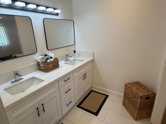 571 Jason Dr, Turlock, CA 95380