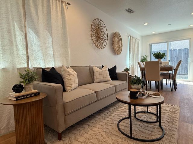 571 Jason Dr, Turlock, CA 95380