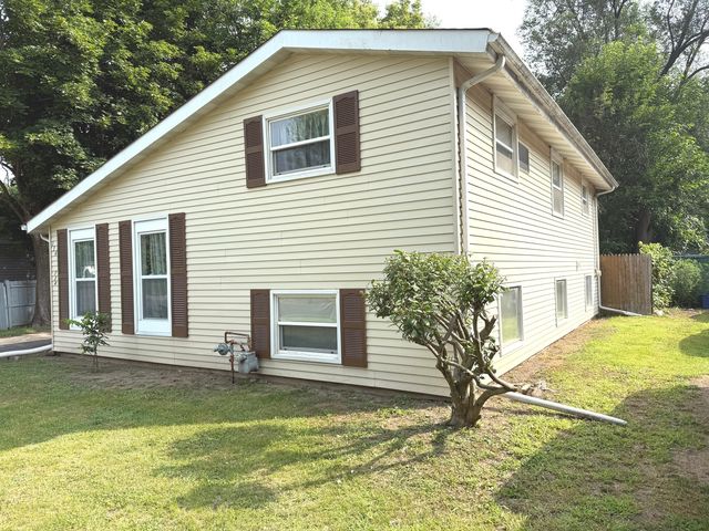 134 Sioux Avenue, Carpentersville, IL 60110
