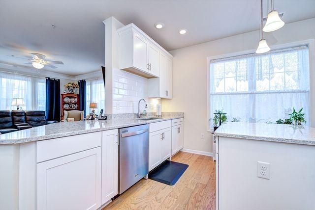 4 Francis Dr 312, Andover, MA 01810