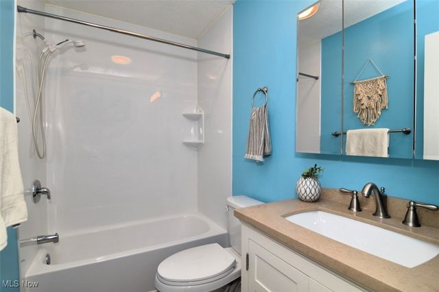 6340 Greenwood Pky 205, Sagamore Hills, OH 44067