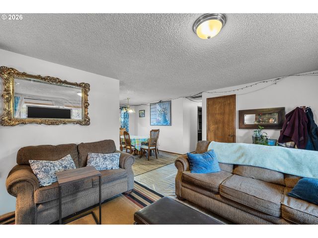 230 Sw 8TH Ave, Canby, OR 97013