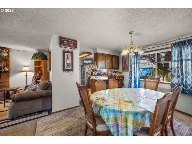 230 Sw 8TH Ave, Canby, OR 97013