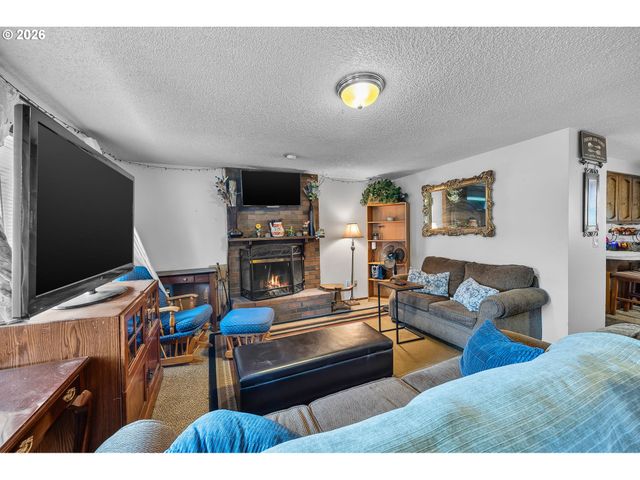 230 Sw 8TH Ave, Canby, OR 97013