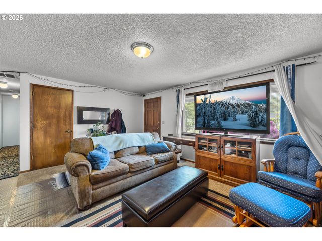 230 Sw 8TH Ave, Canby, OR 97013