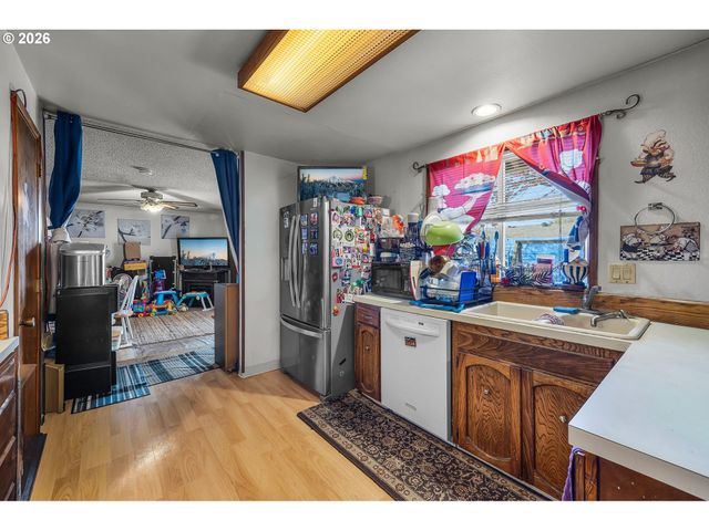 230 Sw 8TH Ave, Canby, OR 97013