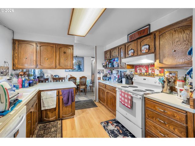 230 Sw 8TH Ave, Canby, OR 97013