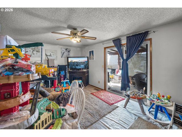 230 Sw 8TH Ave, Canby, OR 97013